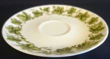 Lade das Bild in den Galerie-Viewer, UNTERTASSE - Porzellan, Flora Weinblatt Blätter Pflanzen Ranken Motiv Dekor
