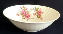 Lade das Bild in den Galerie-Viewer, SALATSCHÜSSEL - Porzellan, Flora Rosenblumen Blütenknospen Linien Wellen Relief Motiv Dekor
