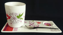 Lade das Bild in den Galerie-Viewer, 3er Set FRÜHSTÜCKSTABLETT MIT GETRÄNKEBECHER &amp; TEELÖFFEL &quot;Totally Tea&quot; - Porzellan &amp; Edelstahl 18/0, Flora Fauna Geometrisch Abstrakt Vögel Pflanzen Motiv Dekor, Michaela Koch Design

