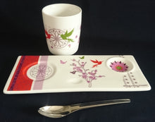 Lade das Bild in den Galerie-Viewer, 3er Set FRÜHSTÜCKSTABLETT MIT GETRÄNKEBECHER &amp; TEELÖFFEL &quot;Totally Tea&quot; - Porzellan &amp; Edelstahl 18/0, Flora Fauna Geometrisch Abstrakt Vögel Pflanzen Motiv Dekor, Michaela Koch Design
