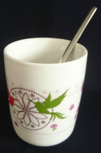 Lade das Bild in den Galerie-Viewer, 3er Set FRÜHSTÜCKSTABLETT MIT GETRÄNKEBECHER &amp; TEELÖFFEL &quot;Totally Tea&quot; - Porzellan &amp; Edelstahl 18/0, Flora Fauna Geometrisch Abstrakt Vögel Pflanzen Motiv Dekor, Michaela Koch Design
