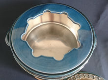 Lade das Bild in den Galerie-Viewer, FONDUE SET (4 Teilig) &quot;Brotzeit&quot; &quot;Studio Linie&quot; - Keramik / Steingut &amp; Metall, Antikes Abstraktes Kreise Striche Blüten Motiv Dekor, Bjön Wiinblad Design (BC)
