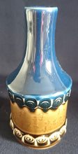 Lade das Bild in den Galerie-Viewer, 2er Set ESSIG &amp; ÖL FLÄSCHCHEN OHNE VERSCHLUß &quot;Brotzeit&quot; &quot;Studio Linie&quot; - Keramik / Steingut, Antikes Abstraktes Kreise Striche Blüten Motiv Dekor, Bjön Wiinblad Design (BC)
