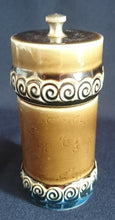 Lade das Bild in den Galerie-Viewer, GEWÜRZMÜHLE &quot;Brotzeit&quot; &quot;Studio Linie&quot; - Keramik / Steingut &amp; Metall, Antikes Abstraktes Kreise Striche Blüten Motiv Dekor, Bjön Wiinblad Design (BC)
