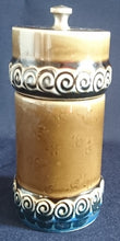 Lade das Bild in den Galerie-Viewer, GEWÜRZMÜHLE &quot;Brotzeit&quot; &quot;Studio Linie&quot; - Keramik / Steingut &amp; Metall, Antikes Abstraktes Kreise Striche Blüten Motiv Dekor, Bjön Wiinblad Design (BC)
