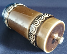 Lade das Bild in den Galerie-Viewer, GEWÜRZMÜHLE &quot;Brotzeit&quot; &quot;Studio Linie&quot; - Keramik / Steingut &amp; Metall, Antikes Abstraktes Kreise Striche Blüten Motiv Dekor, Bjön Wiinblad Design (BC)
