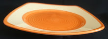 Lade das Bild in den Galerie-Viewer, SPEISETELLER - Keramik / Steingut, Wirbel Kreise Spirale Rand Motiv Dekor (BC)
