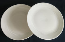 Lade das Bild in den Galerie-Viewer, 2er Set DESSERTTELLER - Porzellan, Einfärbiges Linien Striche Relief Motiv Dekor
