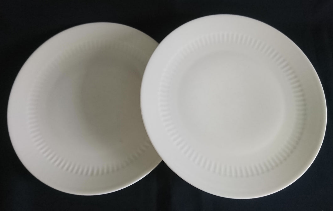 2er Set SPEISETELLER - Porzellan, Einfärbiges Linien Striche Relief Motiv Dekor