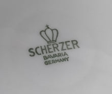 Lade das Bild in den Galerie-Viewer, BEILAGEN~ SERVIERSCHÜSSEL  - Porzellan, Breiter Blauer Linien Striche Relief Motiv Dekor
