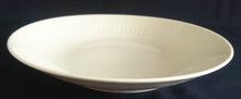 Lade das Bild in den Galerie-Viewer, 2er Set SUPPENTELLER - Porzellan, Einfärbiges Linien Striche Relief Motiv Dekor
