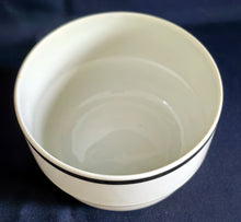 Lade das Bild in den Galerie-Viewer, 2er Set SUPPENTASSE &amp; UNTERTELLER Porzellan, Breiter Platin Linien Dekorrand Motiv
