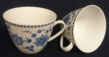Lade das Bild in den Galerie-Viewer, KAFFEETASSE - Porzellan, Punkte Kreise Rand Flora Blüten Pflanzen Blatt Blätter Motiv Dekor
