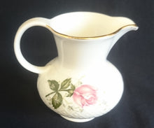 Lade das Bild in den Galerie-Viewer, 5er Set KAFFEEKANNE + DECKEL &amp; MILCHKÄNNCHEN &amp; ZUCKERDOSE + DECKEL &quot;Annabell&quot; - Porzellan, Goldrand Flora Rosenblumen Blüten Relief Motiv Dekor
