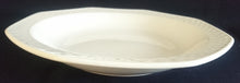 Lade das Bild in den Galerie-Viewer, SUPPENTELLER - Porzellan, Runde Eckige Oktagon Form Geo Abstrakt Relief Motiv Dekor
