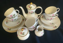 Lade das Bild in den Galerie-Viewer, 5er Set KAFFEEKANNE + DECKEL &amp; MILCHKÄNNCHEN &amp; ZUCKERDOSE + DECKEL &quot;Annabell&quot; - Porzellan, Goldrand Flora Rosenblumen Blüten Relief Motiv Dekor
