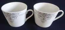 Lade das Bild in den Galerie-Viewer, 2er Set KAFFEETASSEN - Porzellan, Doppelte Linien Weihnachtsbaum Spitze Motiv Dekor
