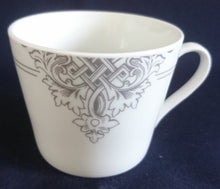 Lade das Bild in den Galerie-Viewer, 2er Set KAFFEETASSEN - Porzellan, Doppelte Linien Weihnachtsbaum Spitze Motiv Dekor
