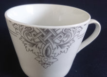 Lade das Bild in den Galerie-Viewer, 2er Set KAFFEETASSEN - Porzellan, Doppelte Linien Weihnachtsbaum Spitze Motiv Dekor
