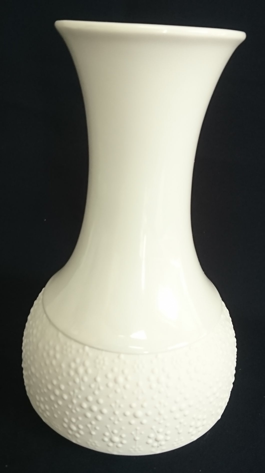 BLUMENVASE - Porzellan, Abstrakt Punkte Tupfen Flecken Relief Motiv Dekor