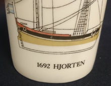 Lade das Bild in den Galerie-Viewer, 6er Set GETRÄNKEKANNE &amp; ~BECHER - Porzellan, Jahrgänge Aufschrift Segelschiffe Motiv Dekor
