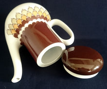 Lade das Bild in den Galerie-Viewer, KAFFEEKANNE MIT DECKEL - Porzellan, Geometrisches Abstraktes Wellen Zeichen Motiv Dekor
