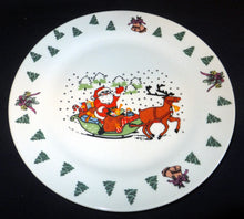 Lade das Bild in den Galerie-Viewer, 2er Set DESSERTTELLER - Porzellan, Weihnachtsmann Schlitten Rentier Schneeflocken Baum Bäume Motiv Dekor
