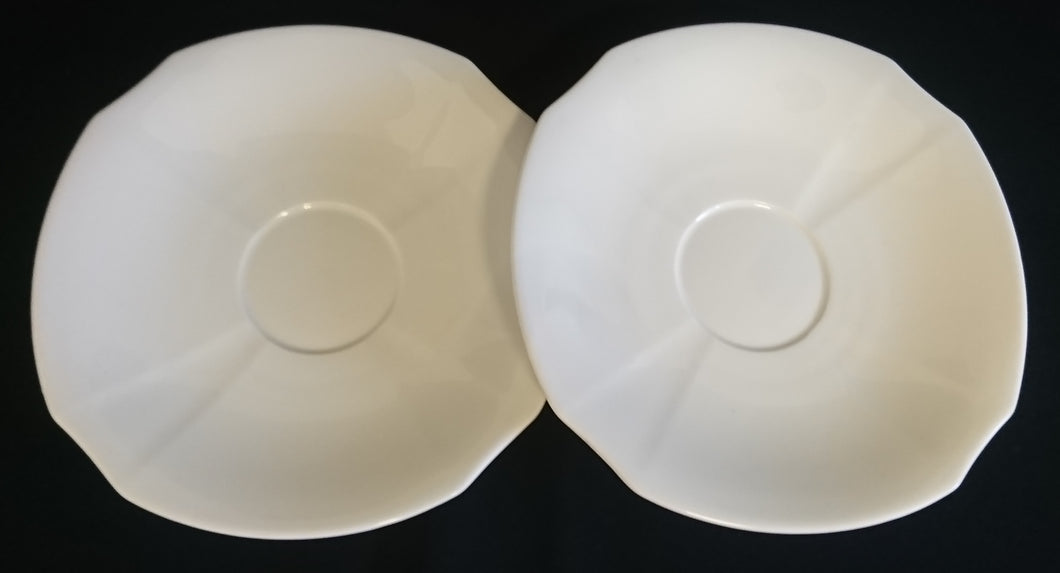 2er Set UNTERTASSEN - Porzellan, Moderne Gastronomische Gewölbte Relief Form Motiv Dekor