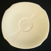 Lade das Bild in den Galerie-Viewer, 2er Set UNTERTASSEN - Porzellan, Moderne Gastronomische Gewölbte Relief Form Motiv Dekor
