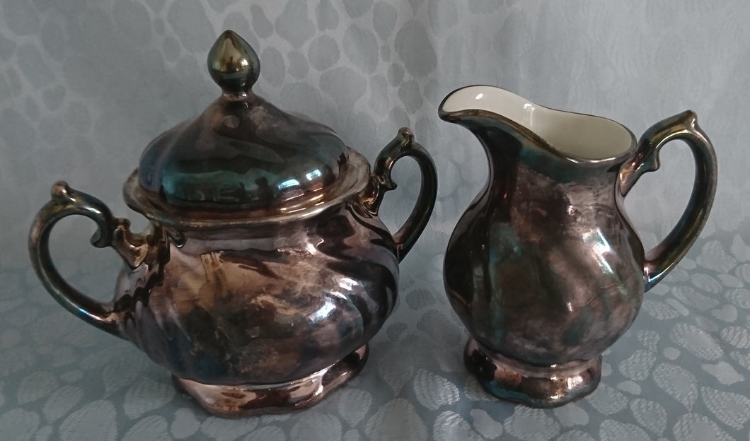 3er Set MILCHKÄNNCHEN & ZUCKERDOSE MIT DECKEL - Porzellan, Silber Patiniert Wellen Relief Motiv Dekor