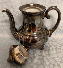 Lade das Bild in den Galerie-Viewer, MOCCA KAFFEEKANNE MIT DECKEL - Porzellan, Silber Patiniert Linien Streifen Relief Motiv Dekor
