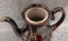 Lade das Bild in den Galerie-Viewer, MOCCA KAFFEEKANNE MIT DECKEL - Porzellan, Silber Patiniert Linien Streifen Relief Motiv Dekor

