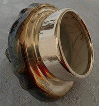 Lade das Bild in den Galerie-Viewer, MOCCA KAFFEEKANNE MIT DECKEL - Porzellan, Silber Patiniert Linien Streifen Relief Motiv Dekor
