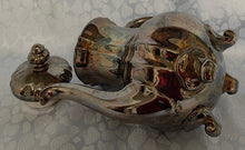 Lade das Bild in den Galerie-Viewer, MOCCA KAFFEEKANNE MIT DECKEL - Porzellan, Silber Patiniert Linien Streifen Relief Motiv Dekor
