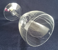 Lade das Bild in den Galerie-Viewer, 2er Set WEIN GETRÄNKEGLÄSER - Kristallglas, Geschliffenes Linien Wellen Motiv Dekor
