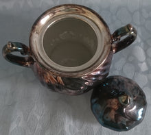 Lade das Bild in den Galerie-Viewer, 3er Set MILCHKÄNNCHEN &amp; ZUCKERDOSE MIT DECKEL - Porzellan, Silber Patiniert Wellen Relief Motiv Dekor
