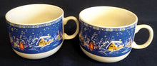 Lade das Bild in den Galerie-Viewer, 2er Set KAFFEETASSEN - Porzellan, Weihnachten Advent Schnee Dorf Haus Tannenbaum Sterne Motiv Dekor, Wellco Design
