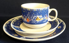 Lade das Bild in den Galerie-Viewer, 2er Set UNTERTASSEN - Porzellan, Weihnachten Advent Schnee Dorf Haus Tannenbaum Sterne Motiv Dekor
