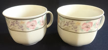 Lade das Bild in den Galerie-Viewer, KAFFEETASSE - Porzellan, Streifen Linien Flora Blumenblüten Motiv Dekor
