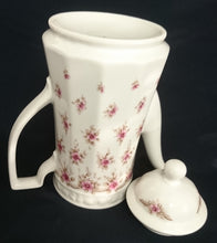 Lade das Bild in den Galerie-Viewer, KAFFEEKANNE MIT DECKEL - Porzellan, Streifen Linien Flora Blumenblüten Motiv Dekor
