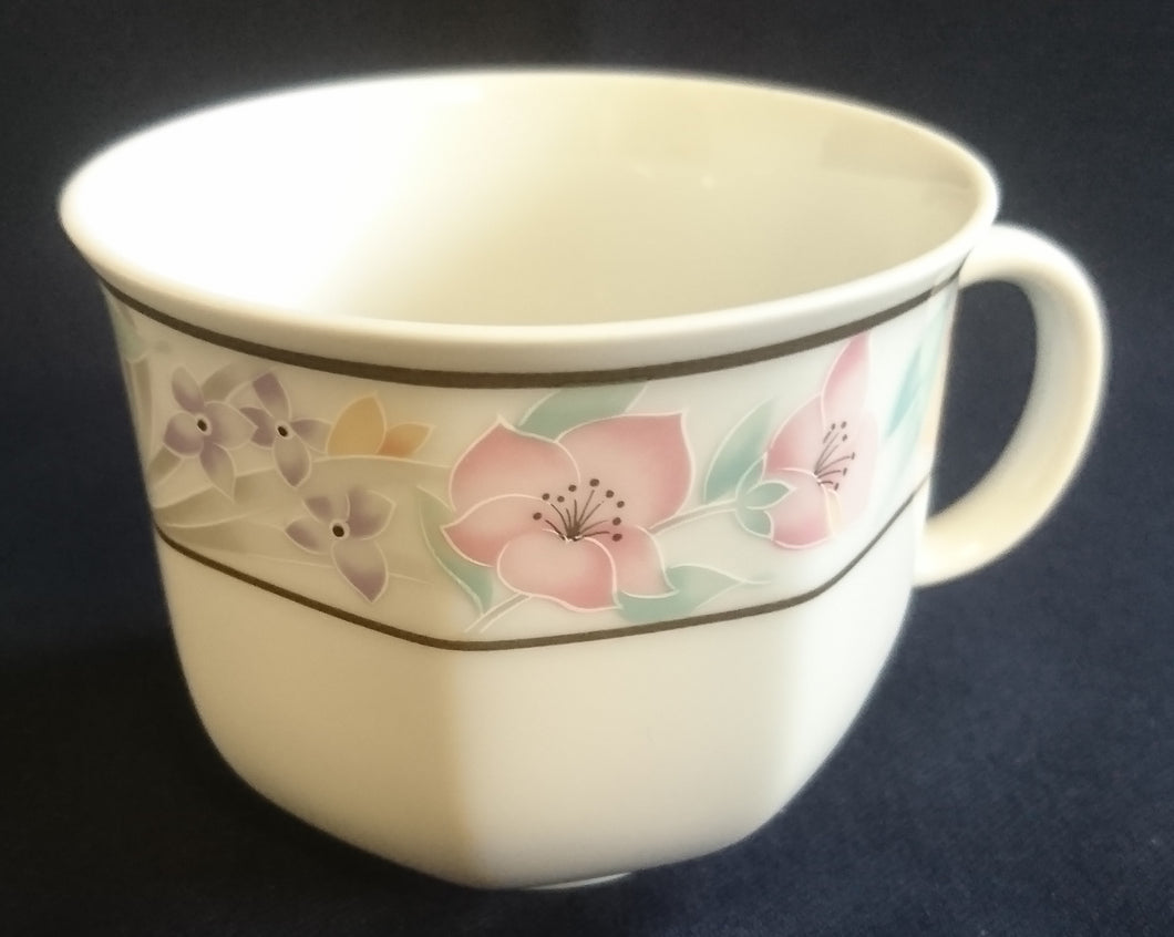 KAFFEETASSE - Porzellan, Streifen Linien Flora Blumenblüten Motiv Dekor