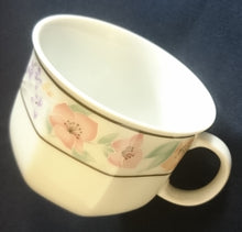 Lade das Bild in den Galerie-Viewer, 2er Set KAFFEETASSEN - Porzellan, Streifen Linien Flora Blumenblüten Motiv Dekor
