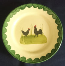 Lade das Bild in den Galerie-Viewer, DESSERTTELLER &quot;Hahn &amp; Henne&quot; - Keramik / Steingut, Hahn Henne Wiese Flora Gras Motiv Dekor, Handbemalt / Hand painted
