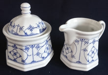 Lade das Bild in den Galerie-Viewer, 3er Set MILCHKÄNNCHEN &amp; ZUCKERDOSE MIT DECKEL - Porzellan, Indisch Blau Strohblume Motiv Dekor
