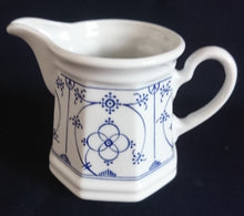 Lade das Bild in den Galerie-Viewer, 3er Set MILCHKÄNNCHEN &amp; ZUCKERDOSE MIT DECKEL - Porzellan, Indisch Blau Strohblume Motiv Dekor

