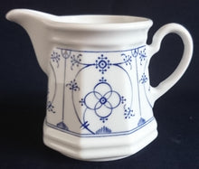 Lade das Bild in den Galerie-Viewer, 15 Teiiges KAFFEESERVICE- Porzellan, Indisch Blau Strohblume Motiv Dekor
