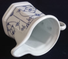 Lade das Bild in den Galerie-Viewer, 3er Set MILCHKÄNNCHEN &amp; ZUCKERDOSE MIT DECKEL - Porzellan, Indisch Blau Strohblume Motiv Dekor
