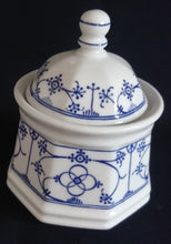 Lade das Bild in den Galerie-Viewer, 3er Set MILCHKÄNNCHEN &amp; ZUCKERDOSE MIT DECKEL - Porzellan, Indisch Blau Strohblume Motiv Dekor
