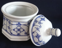 Lade das Bild in den Galerie-Viewer, 3er Set MILCHKÄNNCHEN &amp; ZUCKERDOSE MIT DECKEL - Porzellan, Indisch Blau Strohblume Motiv Dekor
