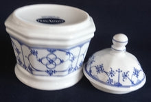 Lade das Bild in den Galerie-Viewer, 3er Set MILCHKÄNNCHEN &amp; ZUCKERDOSE MIT DECKEL - Porzellan, Indisch Blau Strohblume Motiv Dekor
